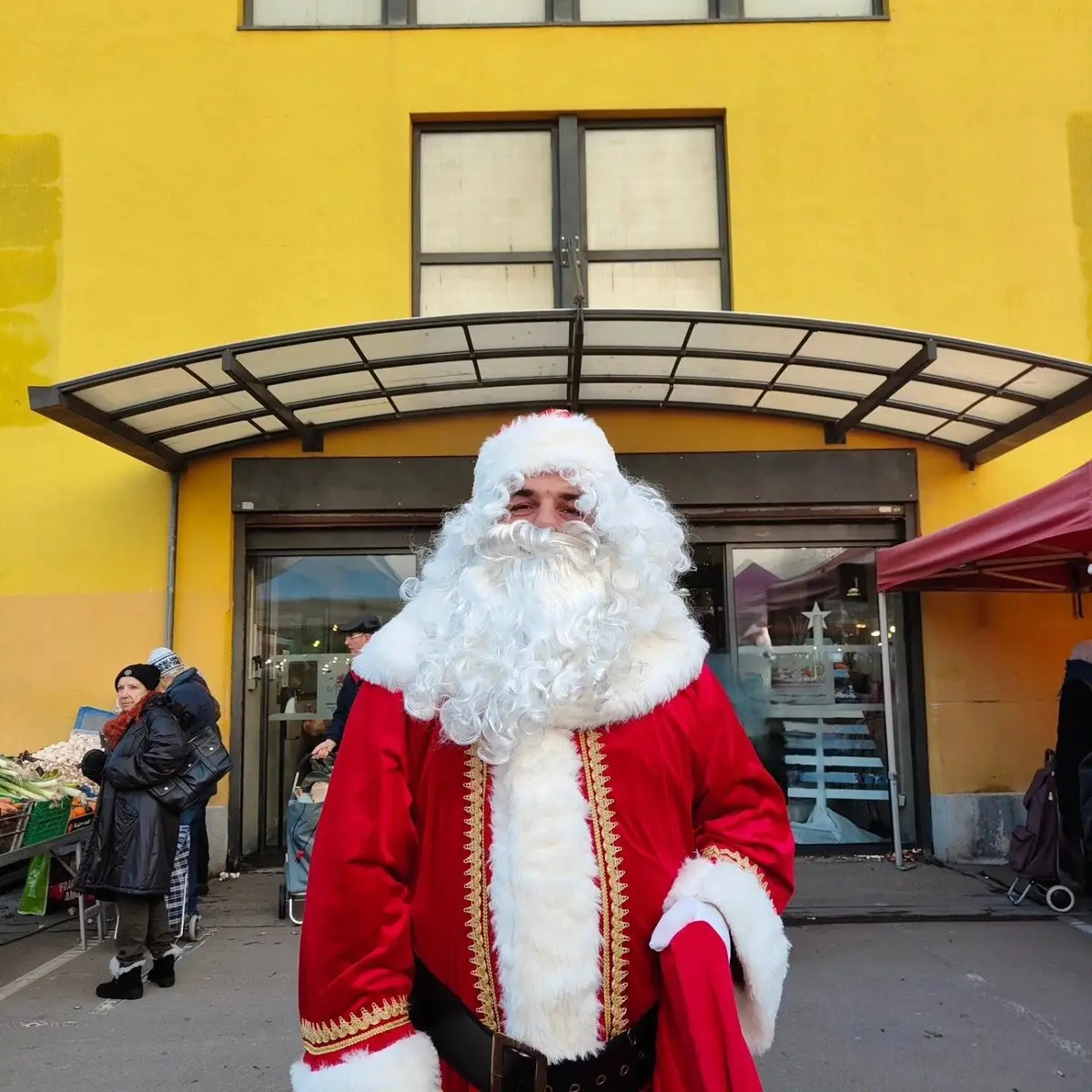 Le Père Noël vient vous faire un coucou au Marché de Mulhouse