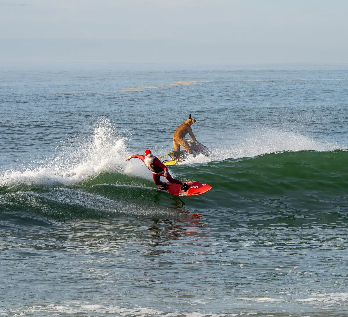 Le Père noël prend la vague ● Noël 2025