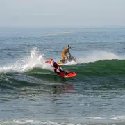 Le Père noël prend la vague ● Noël 2025