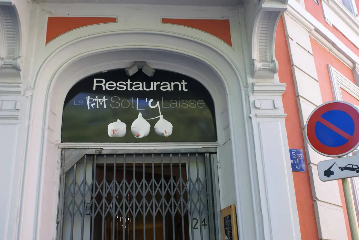 Le petit sot l'y laisse