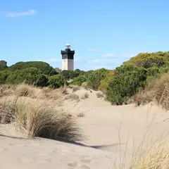 Le phare de l’Espiguette : une tour noire au milieu d’un désert de dunes