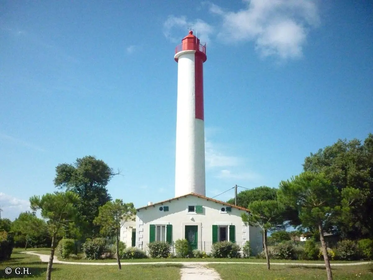 Le phare de Terre-Nègre : le petit phare rouge et blanc de la Côte de Beauté