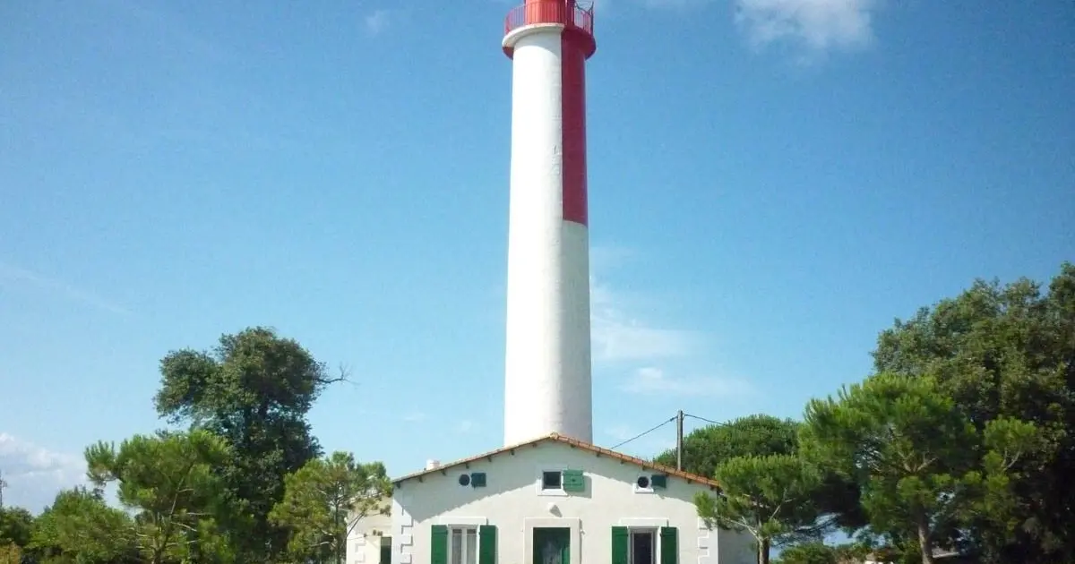 Le phare de Terre-Nègre : le petit phare rouge et blanc de la Côte de Beauté