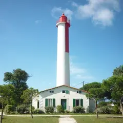 Le phare de Terre-Nègre : le petit phare rouge et blanc de la Côte de Beauté