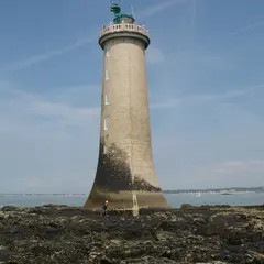 Le phare du Grand-Charpentier : une sentinelle solitaire à l’entrée de la Loire