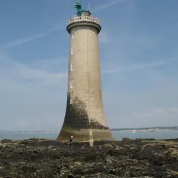 Le phare du Grand-Charpentier : une sentinelle solitaire à l’entrée de la Loire
