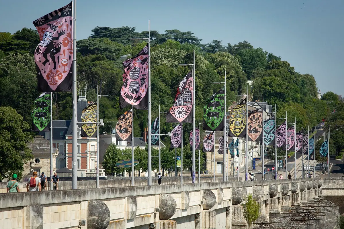 Le pont Wilson affiche  les couleurs de la Touraine
