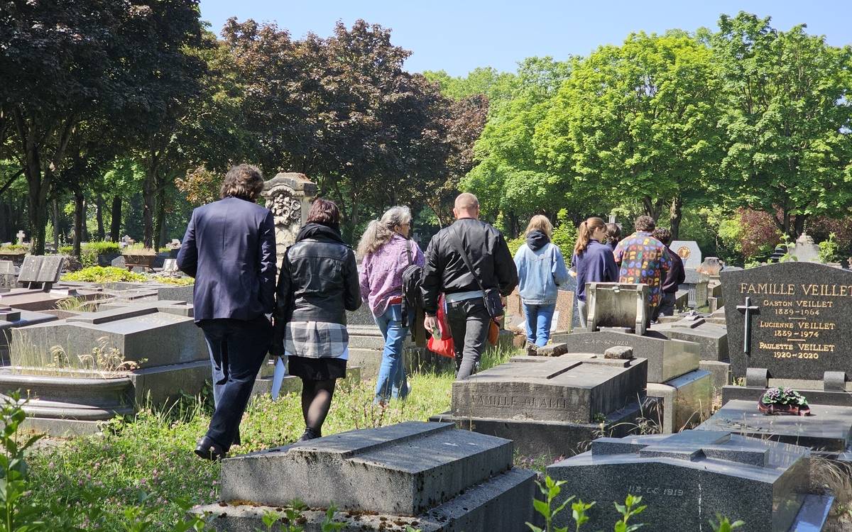 Visite au c&oelig;ur du cimeti&egrave;re, entre les s&eacute;pultures