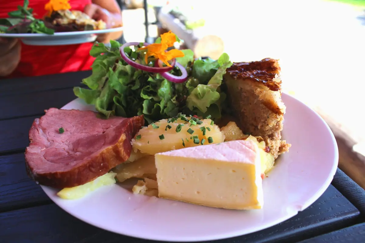 La typique assiette marcaire dans une ferme auberge