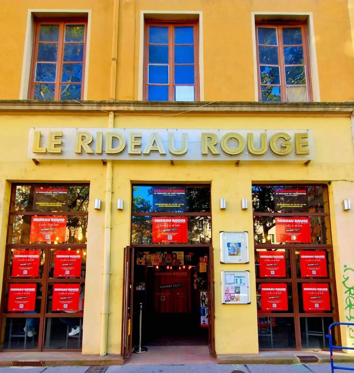 Le Rideau Rouge