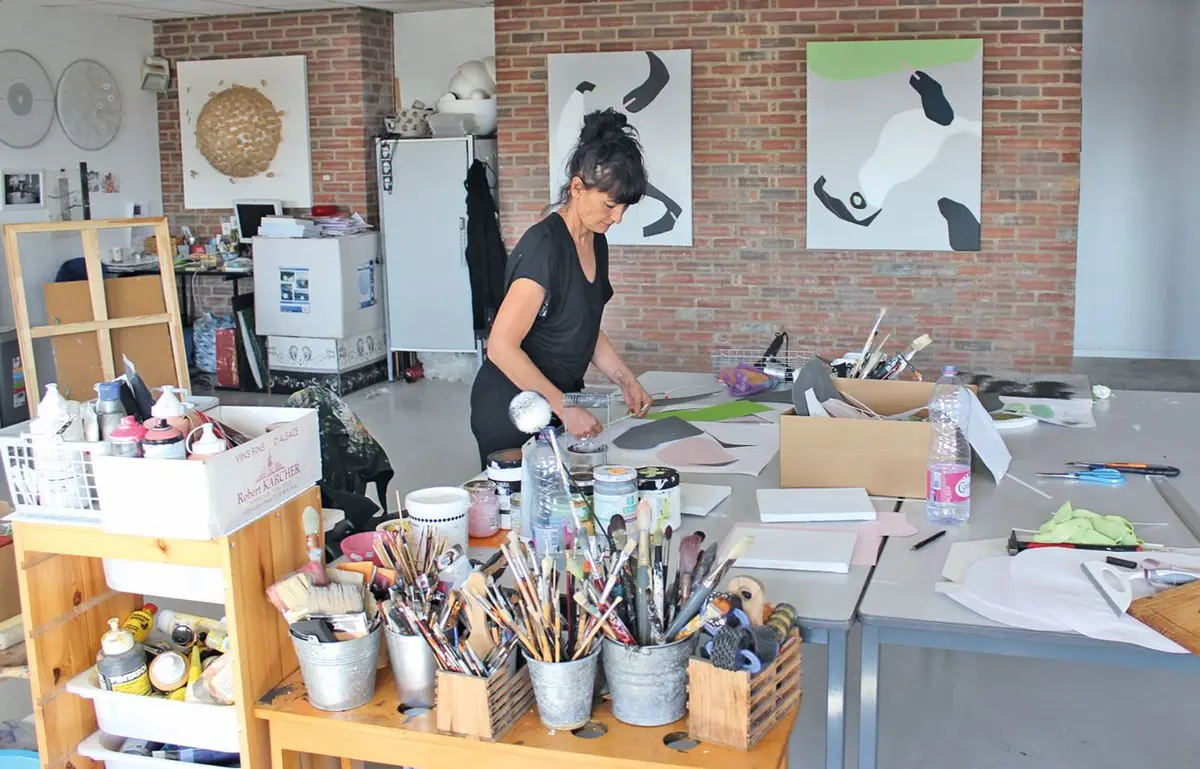 Sandrine Stahl dans son atelier d'artiste au Séchoir