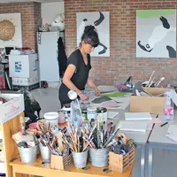 Sandrine Stahl dans son atelier d'artiste au Séchoir &copy; M.O.