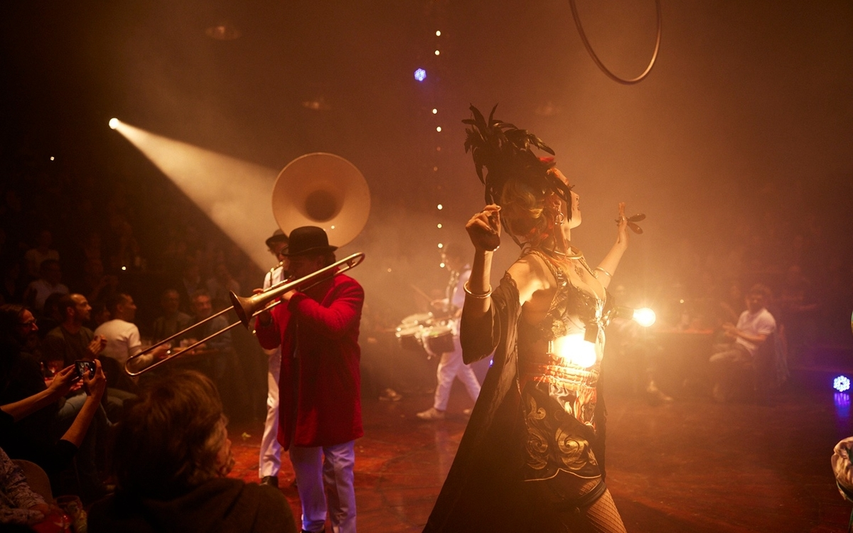 Le spectacle « Fanfare » au Cirque Électrique