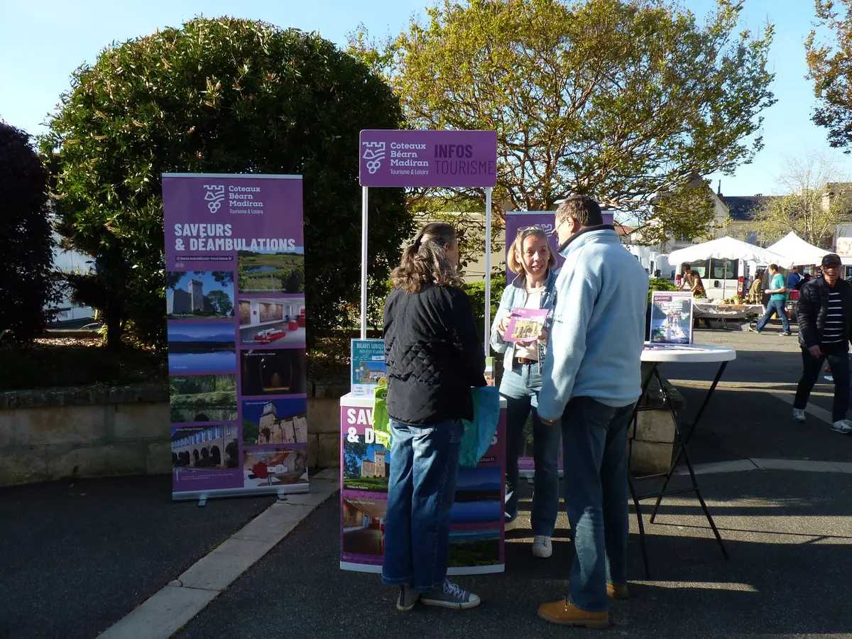 Le stand « tourisme & loisirs Coteaux Béarn Madiran s’invite au marché !