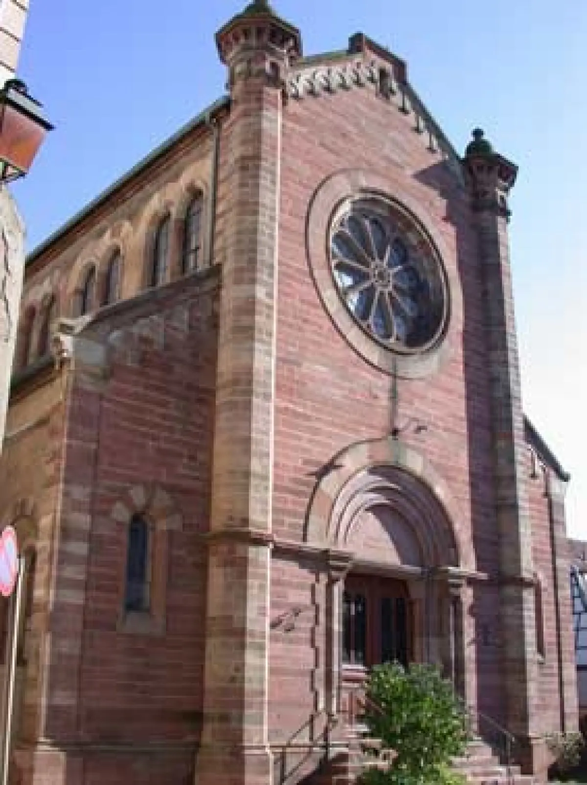 Le style roman est bien visible sur la synagogue d'Obernai