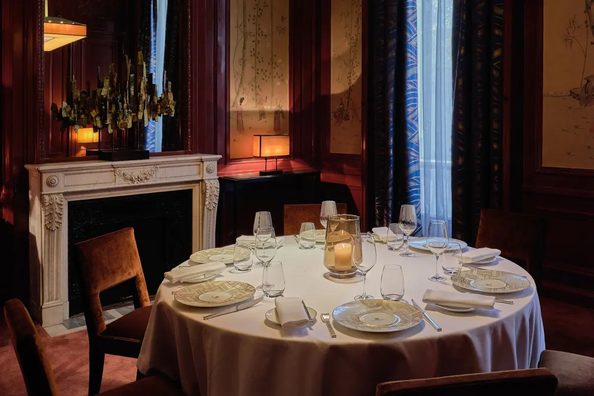 Le Taillevent dans le 8e arrondissement de Paris : ce restaurant gastronomique fondé en 1946 cache une cave de 40 000 bouteilles et une histoire royale que peu connaissent vraiment