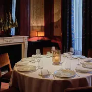 Le Taillevent dans le 8e arrondissement de Paris : ce restaurant gastronomique fondé en 1946 cache une cave de 40 000 bouteilles et une histoire royale que peu connaissent vraiment