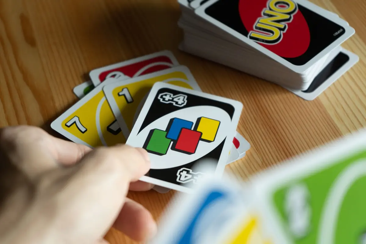 Le UNO devient un sport de compétition : un championnat à 50 000 $… et une grande soirée officielle arrive à Paris