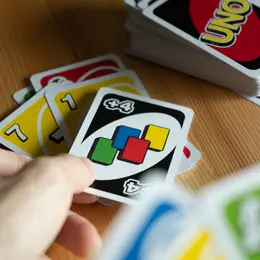 Le UNO devient un sport de compétition : un championnat à 50 000 $… et une grande soirée officielle arrive à Paris