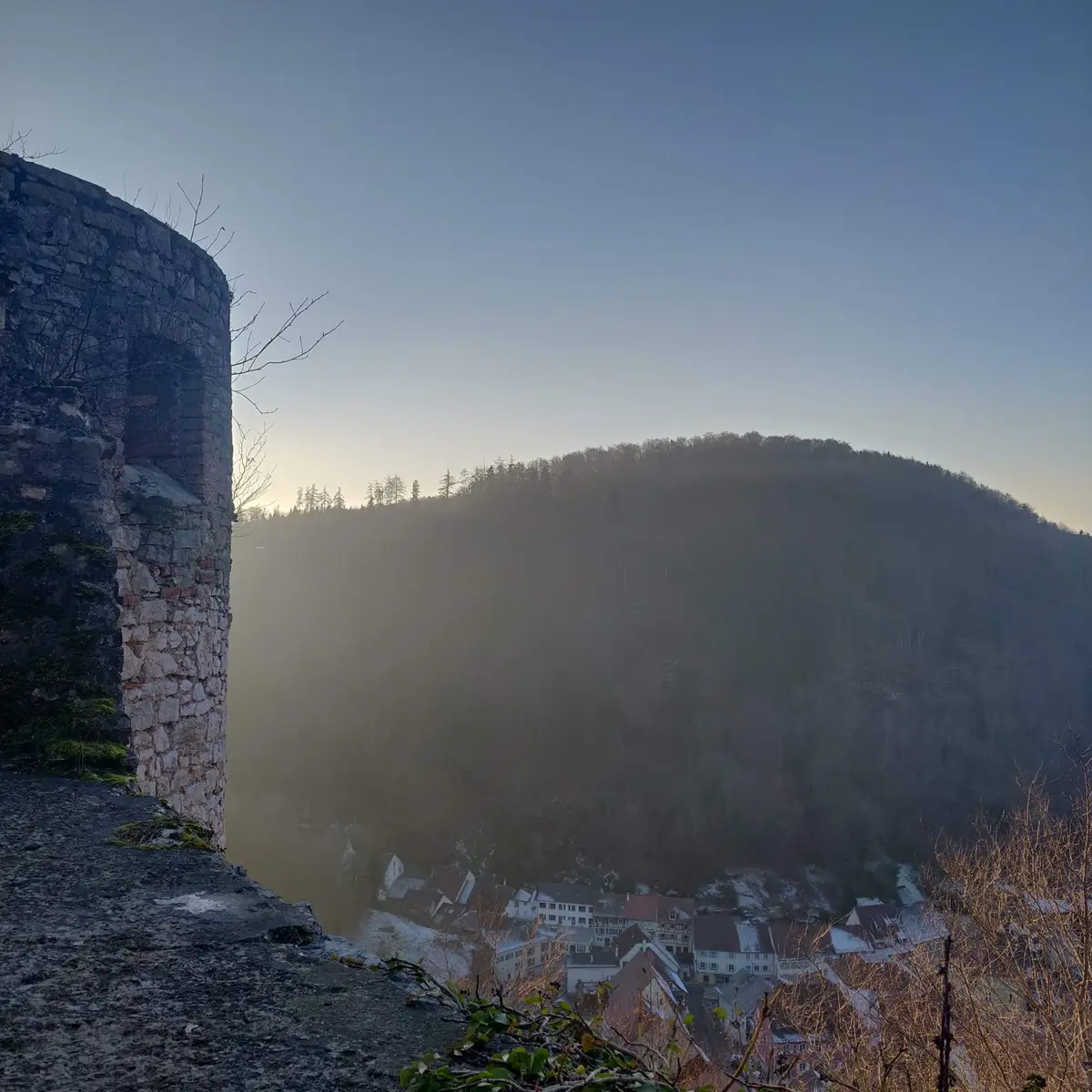 Le village de Ferrette sous la protection du château