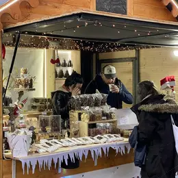 Le village de Noël avec ses chalets gourmands et artisanaux