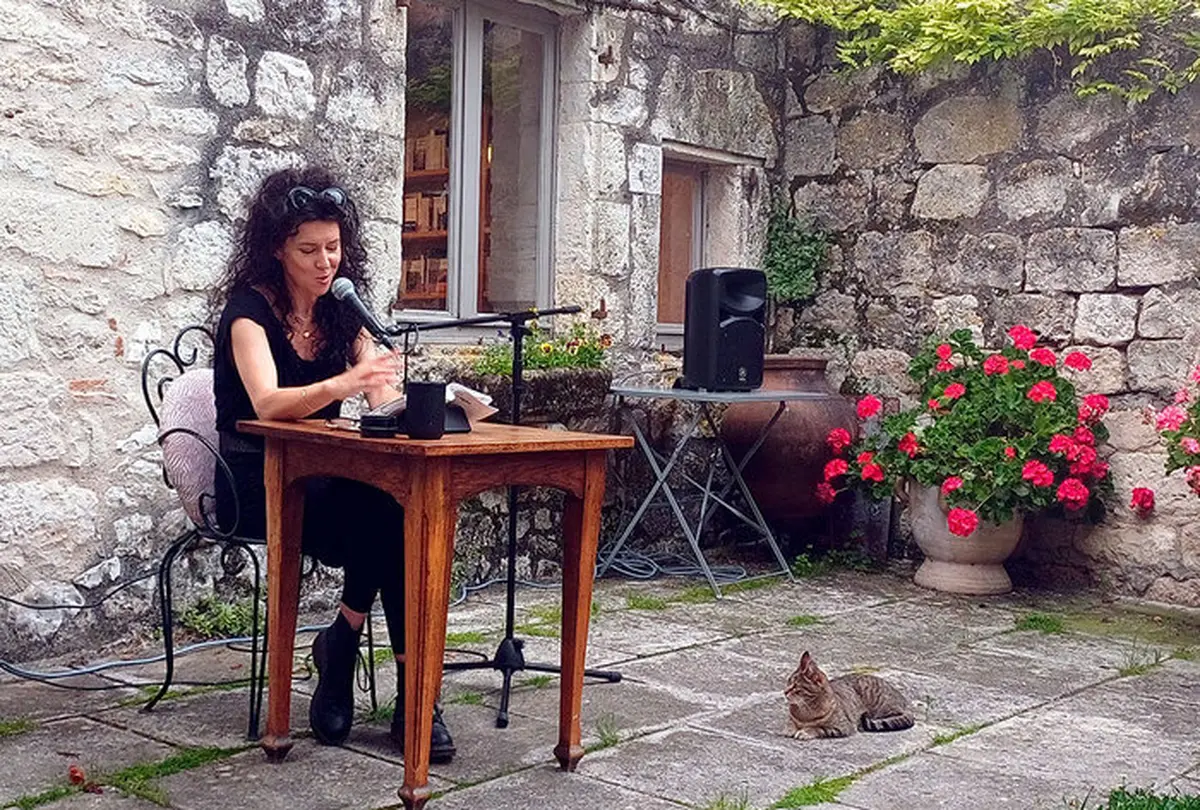 Lecture à voix nue Surprise chez Livres Books & Co