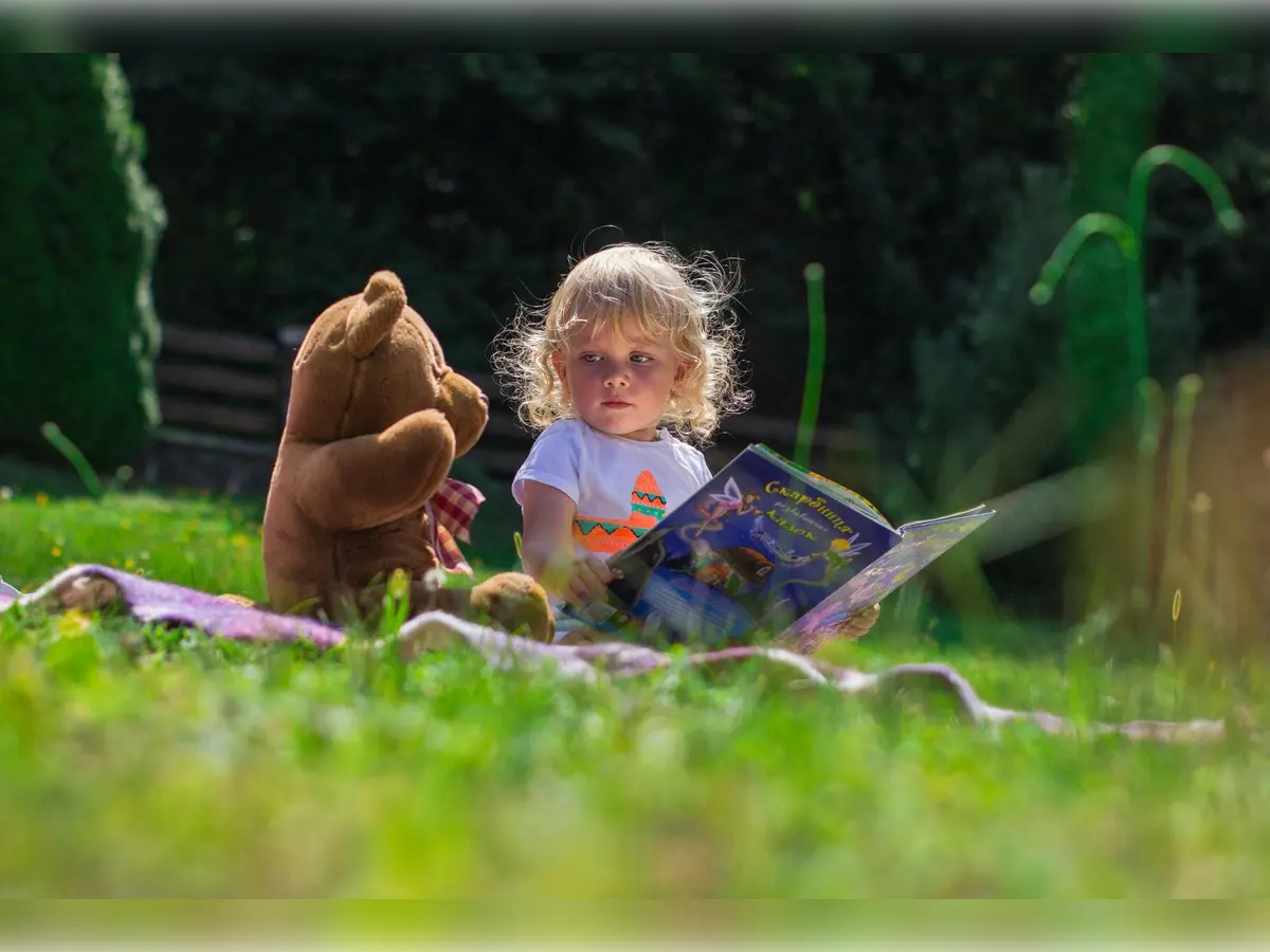 Lecture au potager au château de Cerisy-La-Salle