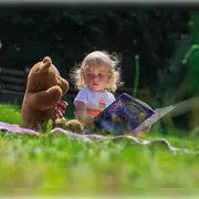 Lecture au potager au château de Cerisy-La-Salle