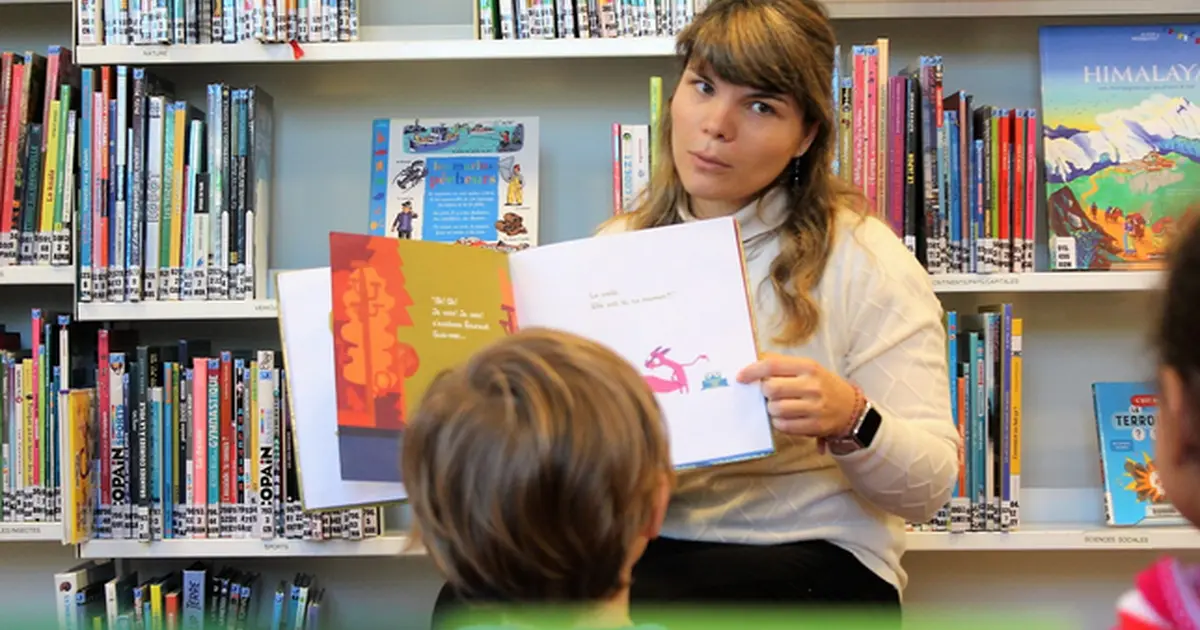 Lecture aux enfants sous tente