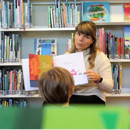 Lecture aux enfants sous tente