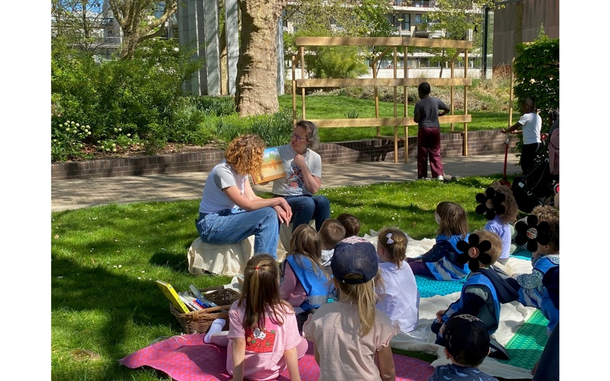 Lecture pour enfants à l'extérieur