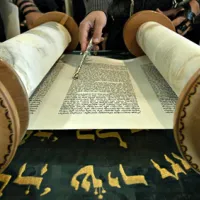 Les grands rouleaux de la Torah attendent patiemment les fidèles dans chacune des synagogues &copy; Abba Richman - fotolia.com