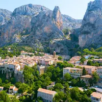 Moustiers-Sainte-Marie &copy; Adobe Stock 