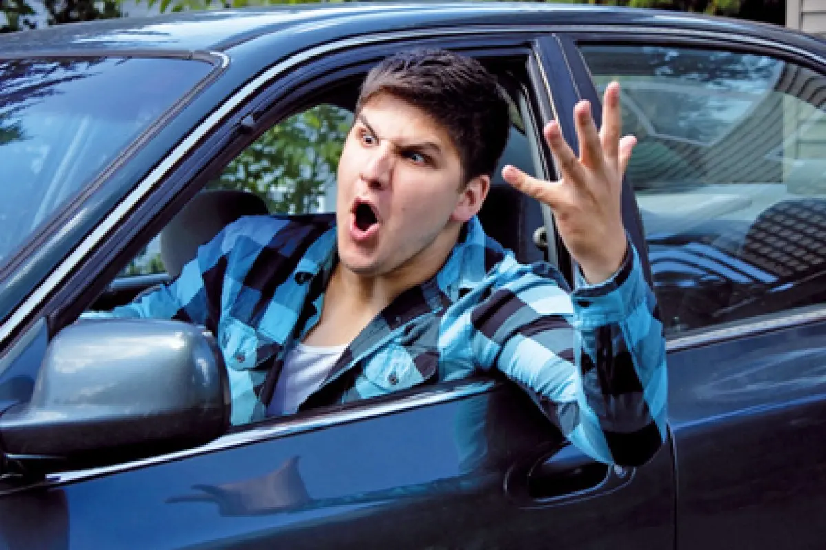Les 10 trucs qu'on fait dans sa voiture quand on est coincé dans un bouchon sur l'A36