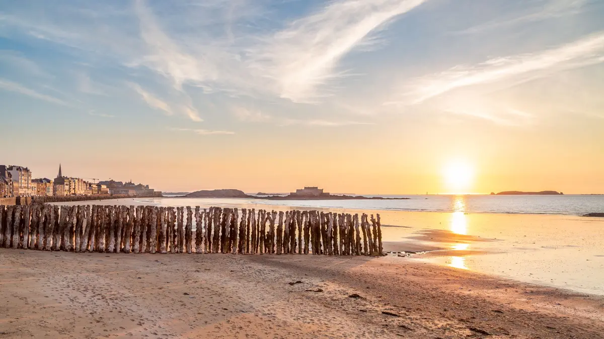 La plage du Sillon de Saint-Malo, au coucher du soleil 