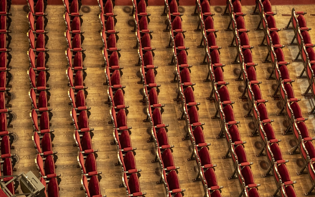 Des sièges vides au théâtre