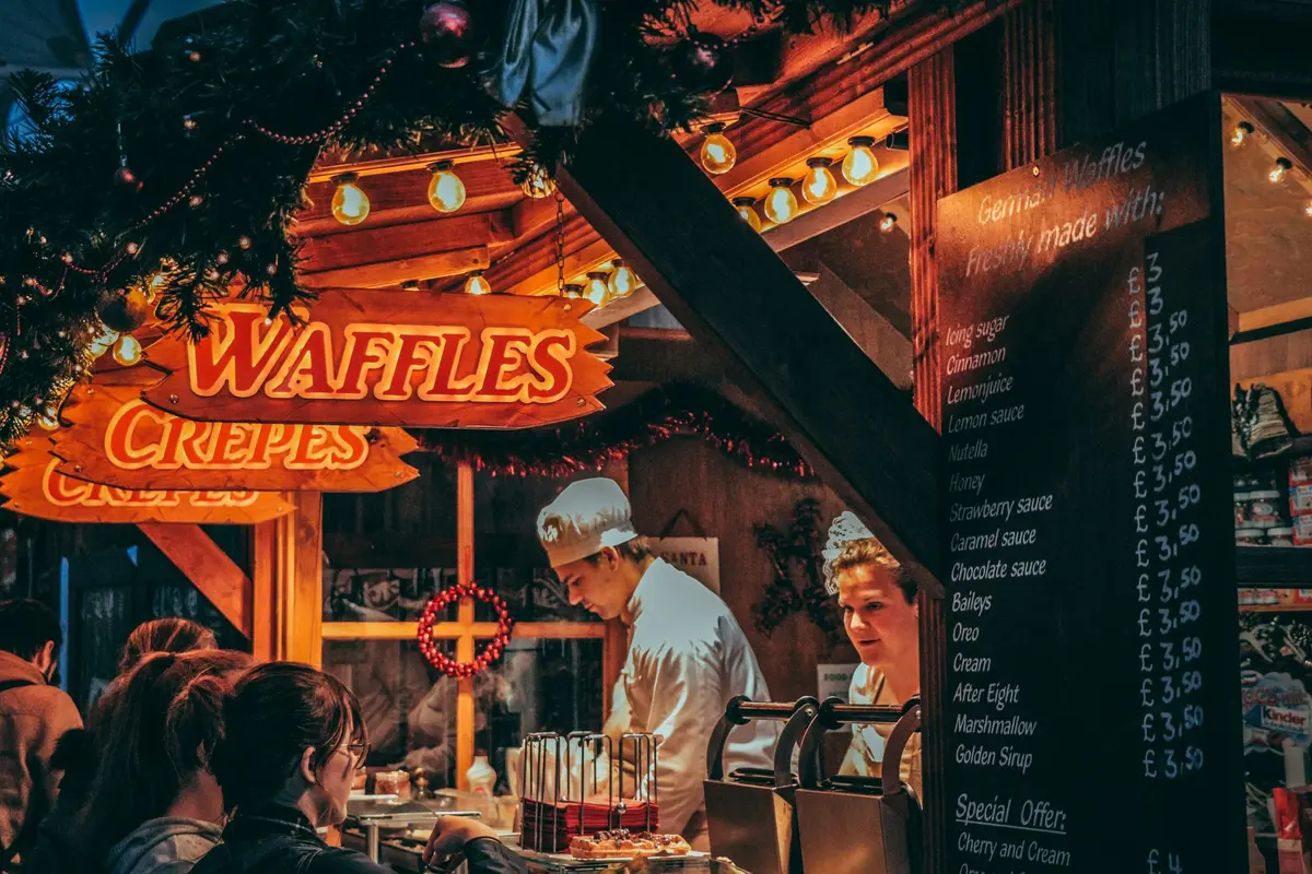 Se réchauffer avec un vin chaud ou une gaufre sur les marchés de Noël des Vosges 