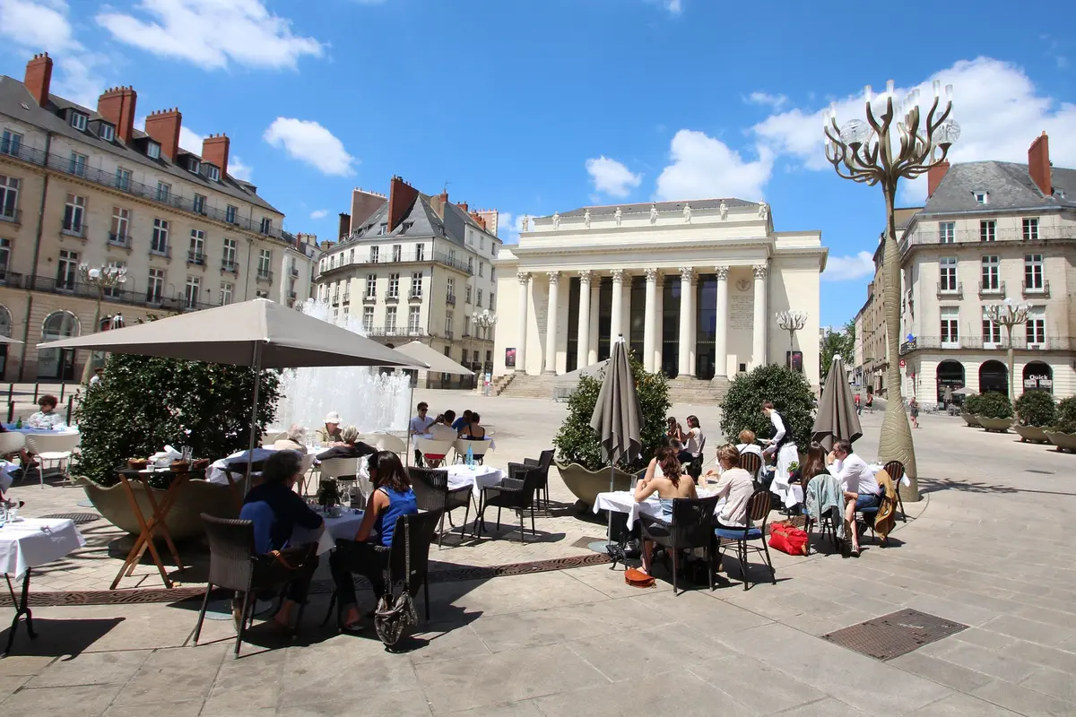 La Place Graslin : un lieu agr&eacute;able pour s'installer en terrasse pour boire un verre ou manger