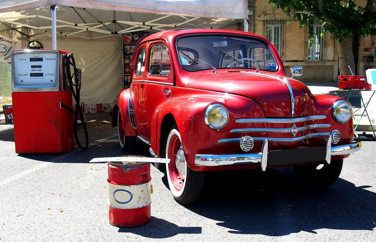 Les 80 ans de la Renauld 4CV : partie de campagne