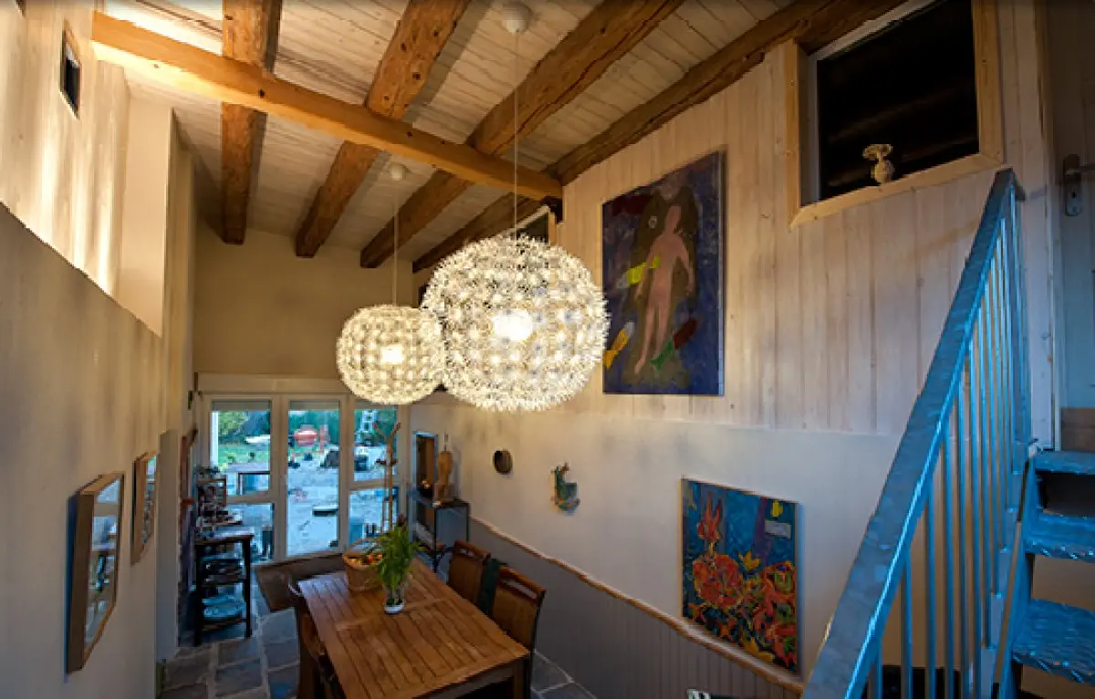 Les œuvres d'art de Didier surplombent les dîners préparés par Corinne