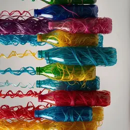 Les Ateliers De La Cabane : Les Mains Dans Le Plastique
