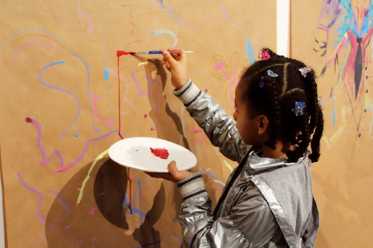 Une première approche du grand format pour Clara dans l'atelier des cigognes à Fernet-Branca