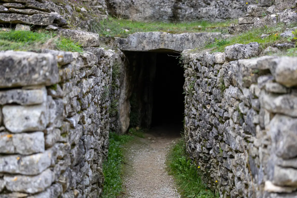 Les bâtisseurs de mégalithes : vivre et mourir au néolithique