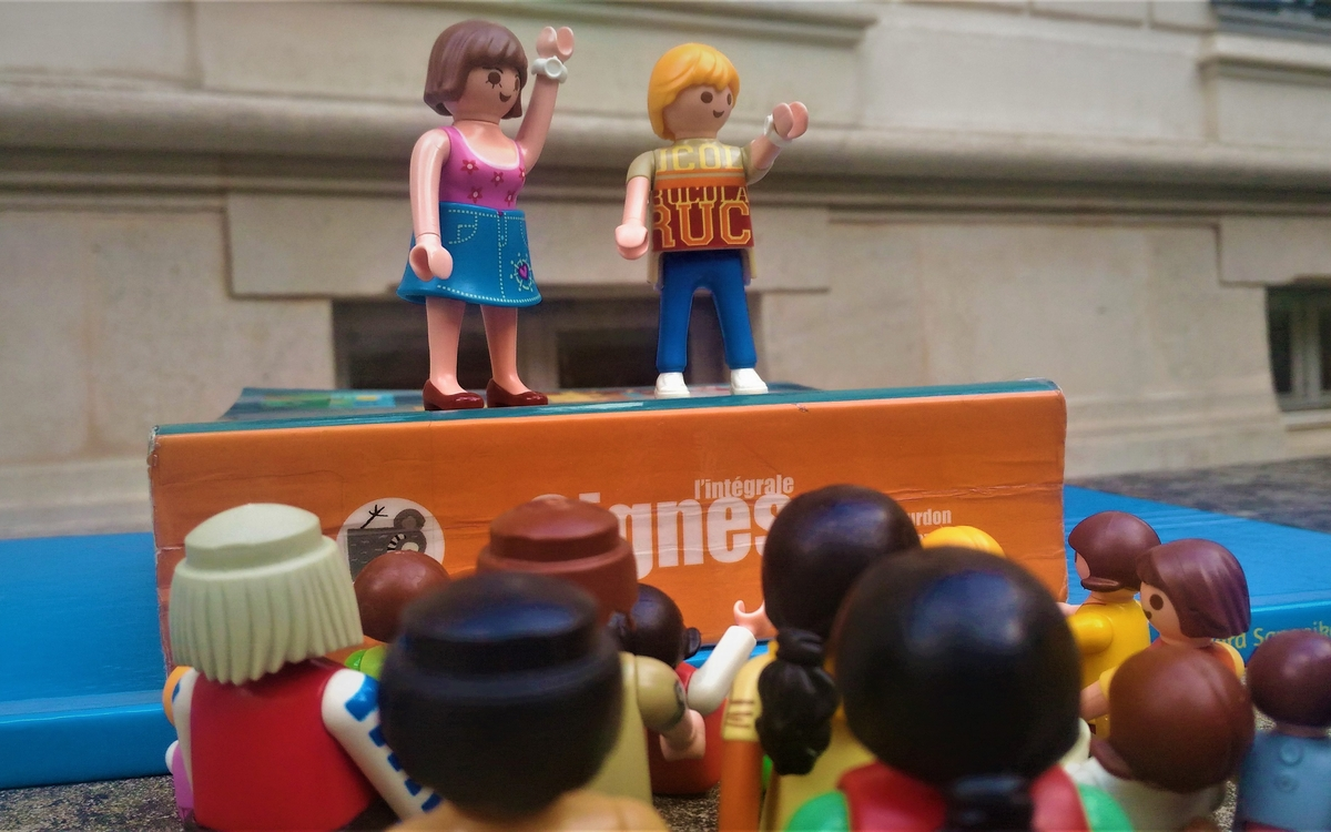 Playmobils racontant des histoires