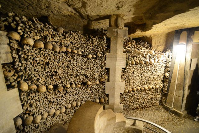 Ossements dans les Catacombes de Paris