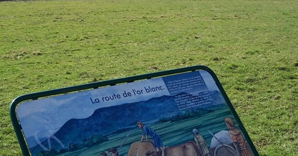 Des panneaux explicatifs jalonnent les Chemins du Patrimoine