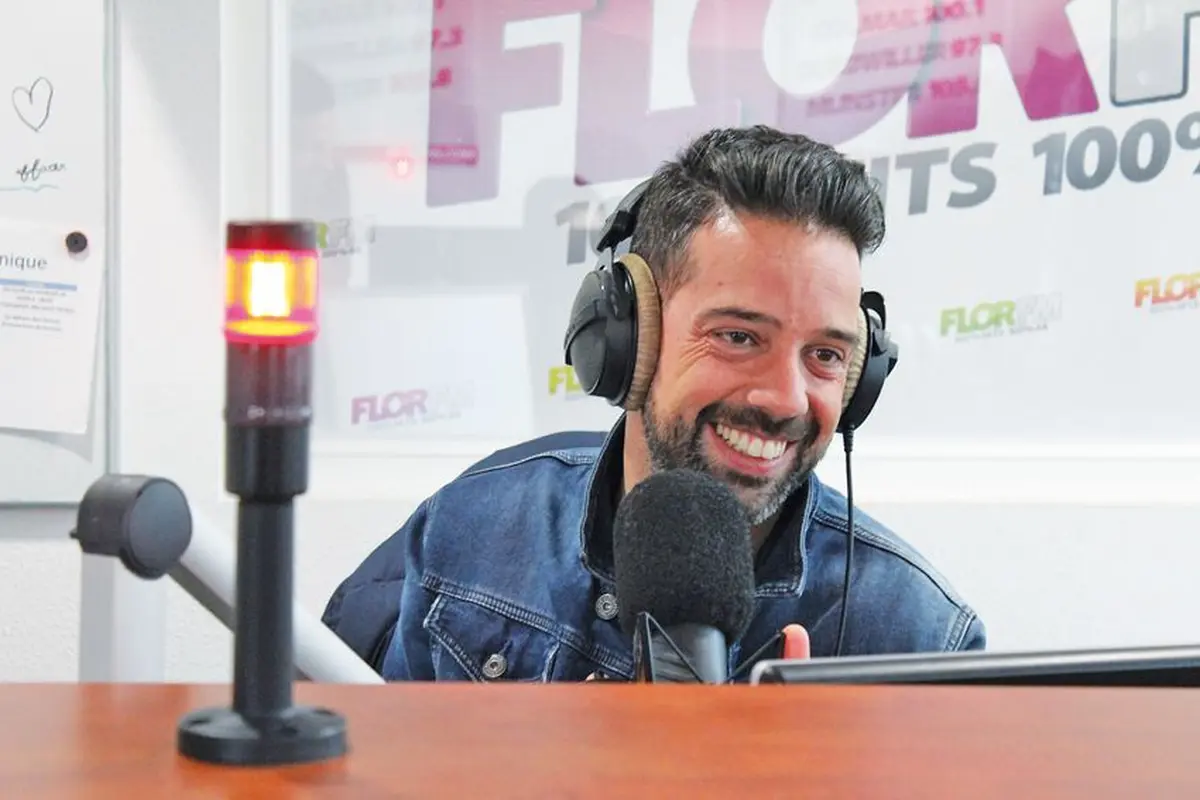 Julien de Flor FM, hilare suite aux anecdotes de son compère Bristol