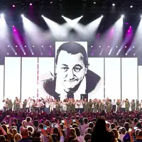 Le final du spectacle des Enfoirés : La Chanson des Restos DR