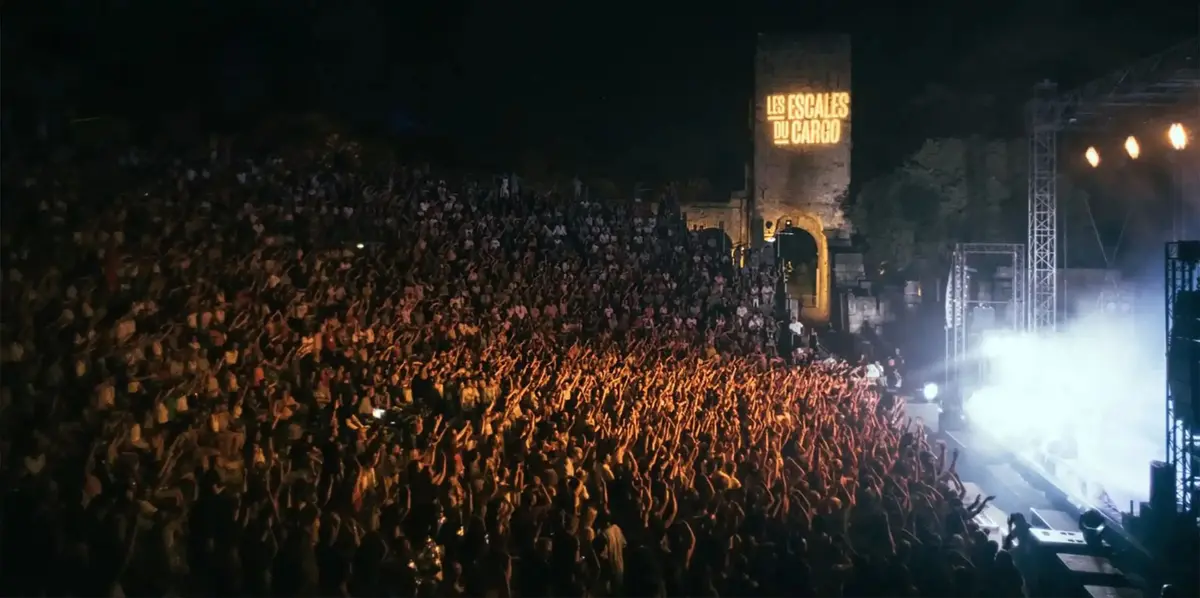 Le Th&eacute;&acirc;tre antique d'Arles offre un cadre exceptionnel au festival. 