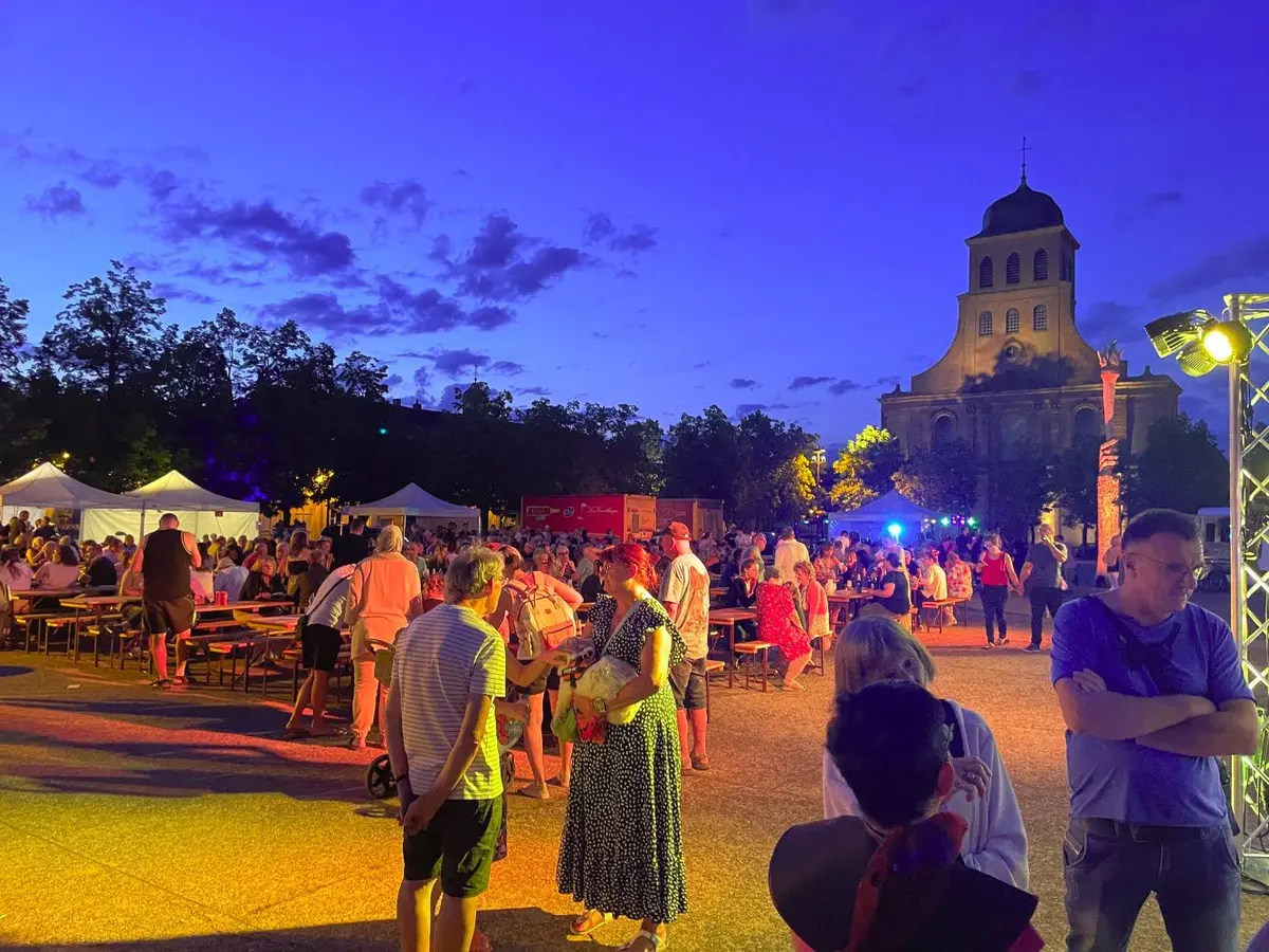 Les Estivales investissent la Place d'Armes